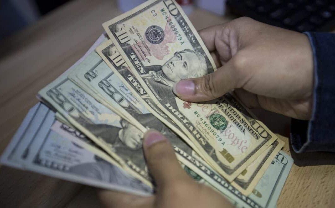 El mercado cambiario muestra brecha de 27,27% entre el dólar paralelo y el oficial